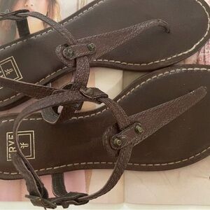 Frye Madison Taupe Leather Women's Thong, T-Strap Sandals.